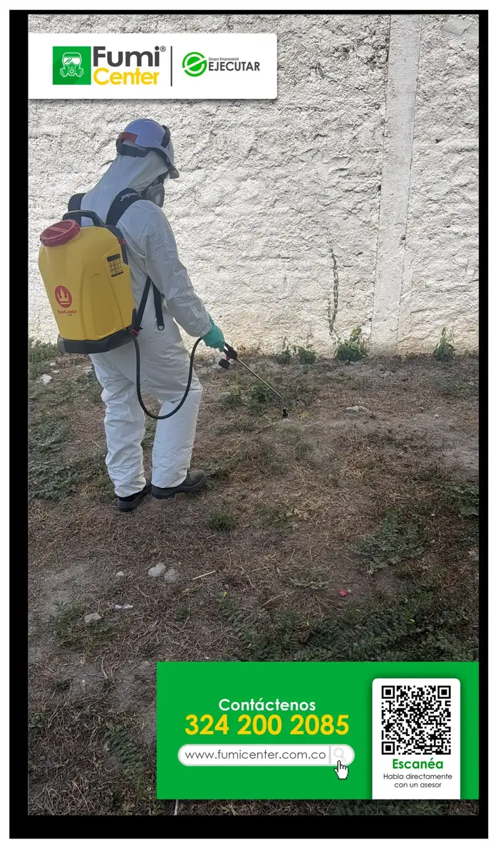 Técnico de FumiCenter con traje de protección en exterior
