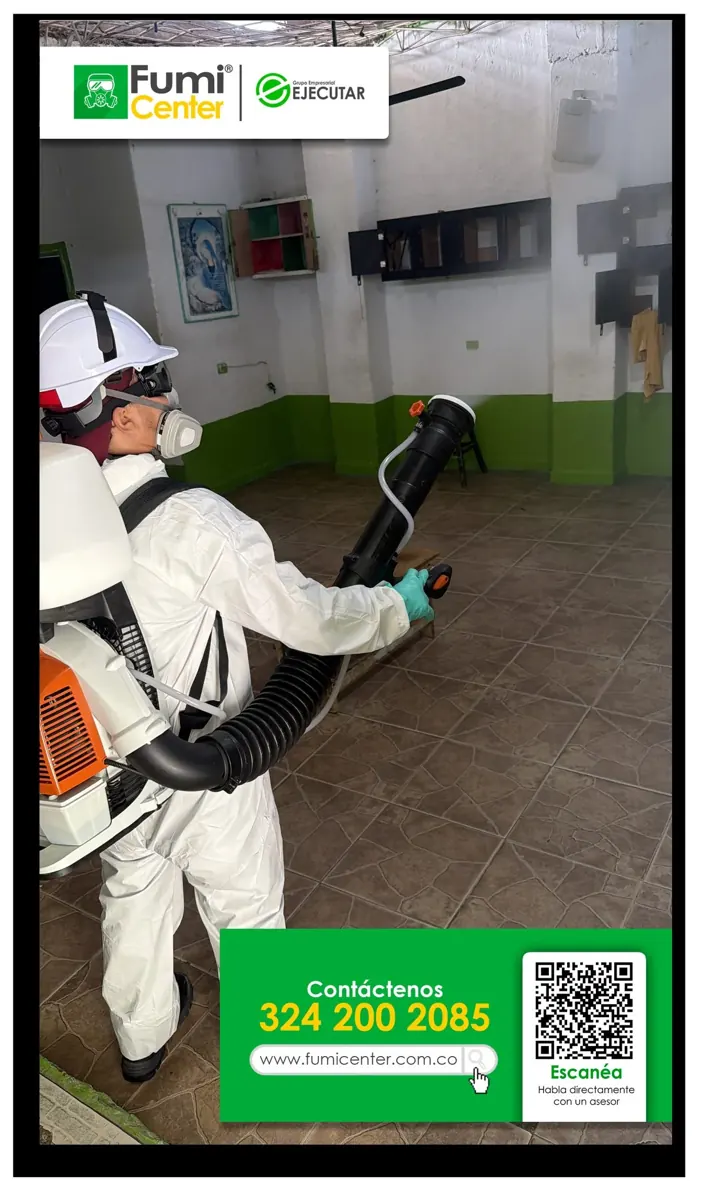Técnico de FumiCenter con traje de protección, casco y equipo de aplicación