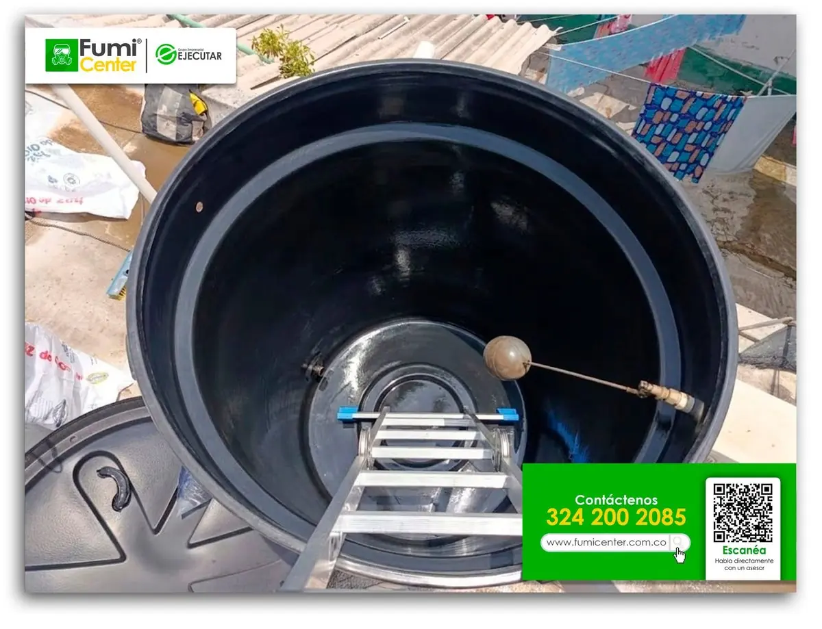 Tanque elevado plástico vacío con sedimento en el fondo