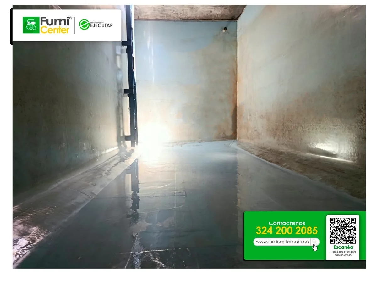 Cisterna subterránea con luz por la boca de inspección durante el lavado