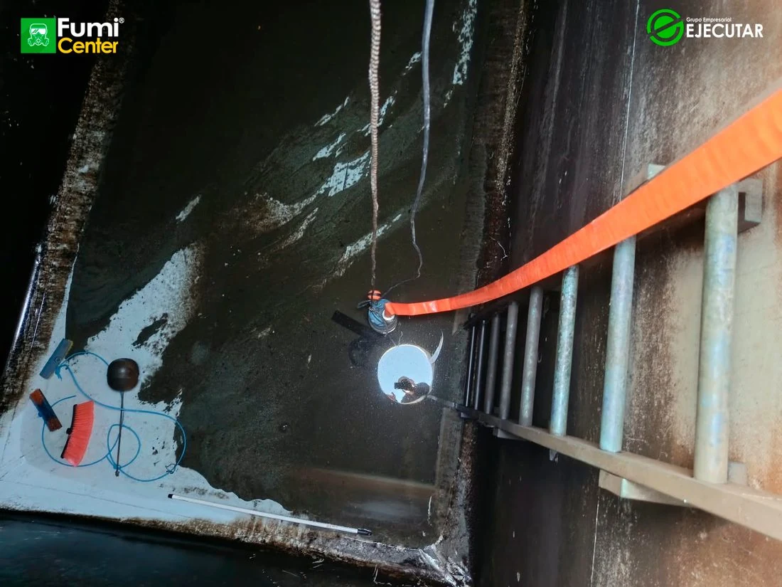 Lavado de tanque de agua en instalaciones de la Alcaldía de Algarrobo por FumiCenter: tanque subterráneo antes, durante y después (1)
