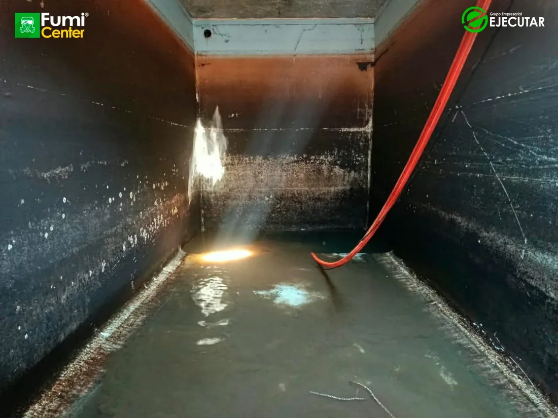 Lavado de tanque de agua en instalaciones de la Alcaldía de Algarrobo por FumiCenter: tanque subterráneo antes, durante y después (2)