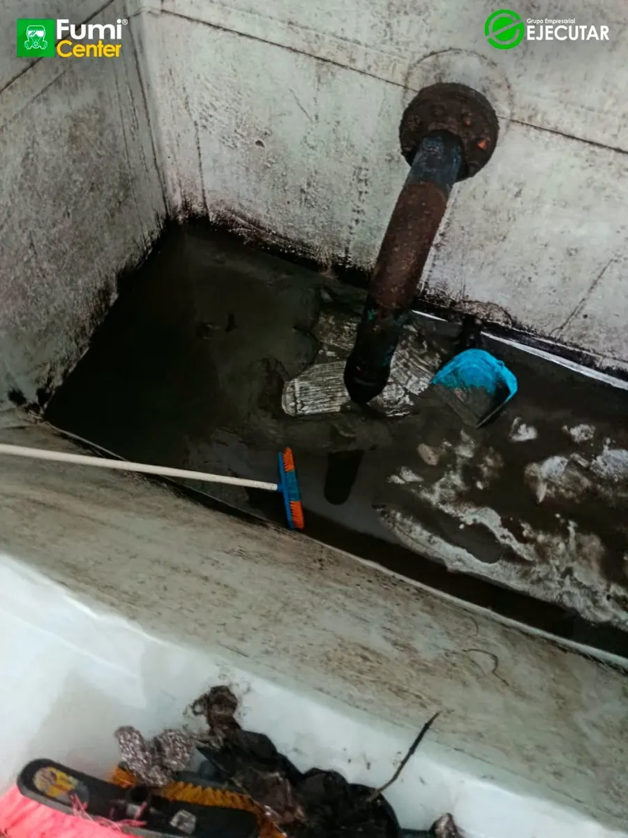 Lavado de tanque de agua en instalaciones de la Alcaldía de Algarrobo por FumiCenter: tanque subterráneo antes, durante y después (3)