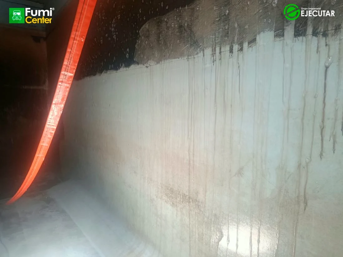 Lavado de tanque de agua en instalaciones de la Alcaldía de Algarrobo por FumiCenter: tanque subterráneo antes, durante y después (4)