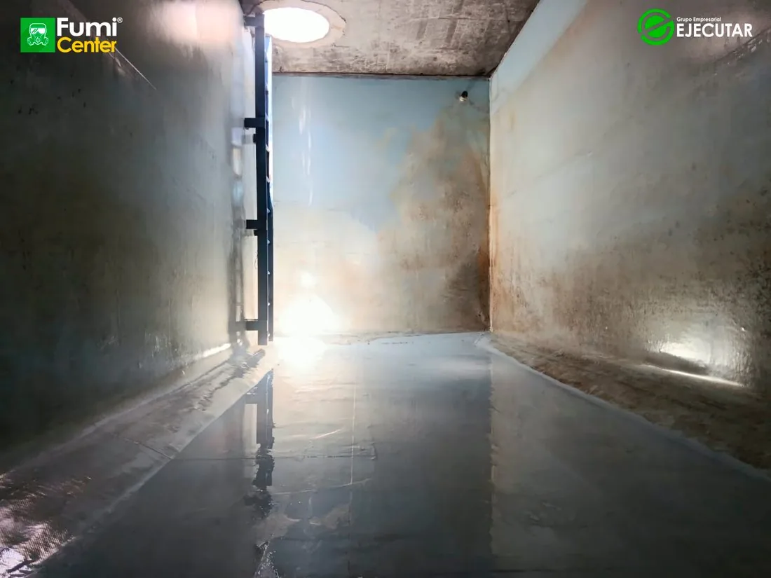 Lavado de tanque de agua en instalaciones de la Alcaldía de Algarrobo por FumiCenter: tanque subterráneo antes, durante y después (5)
