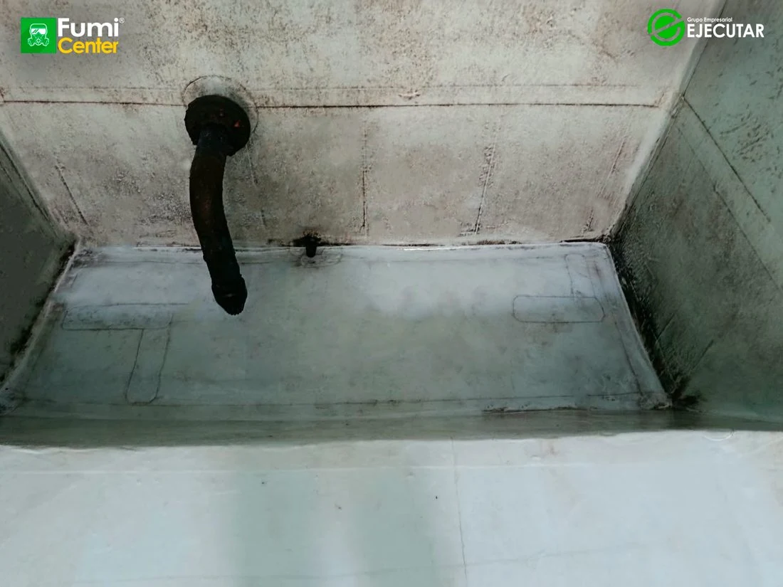 Lavado de tanque de agua en instalaciones de la Alcaldía de Algarrobo por FumiCenter: tanque subterráneo antes, durante y después (6)