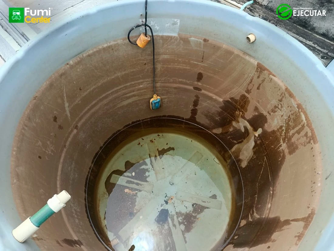 Lavado de tanque de agua en sede de la Registraduría Nacional del Estado Civil por FumiCenter: cisterna de concreto y tanques durante el servicio (1)