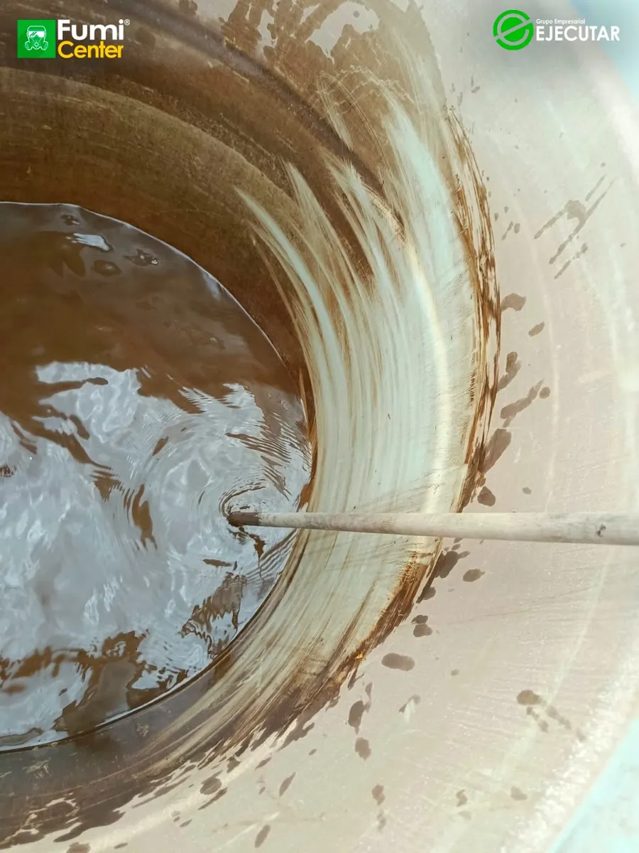 Lavado de tanque de agua en sede de la Registraduría Nacional del Estado Civil por FumiCenter: cisterna de concreto y tanques durante el servicio (2)