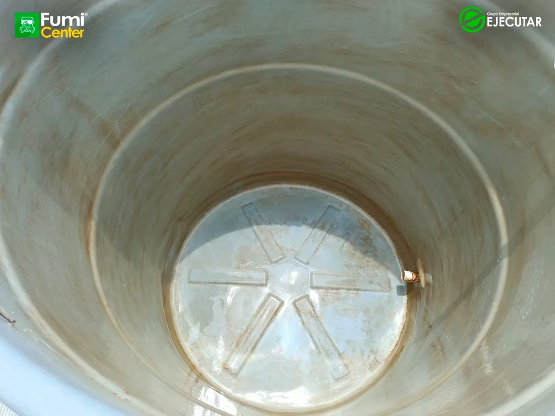 Lavado de tanque de agua en sede de la Registraduría Nacional del Estado Civil por FumiCenter: cisterna de concreto y tanques durante el servicio (3)