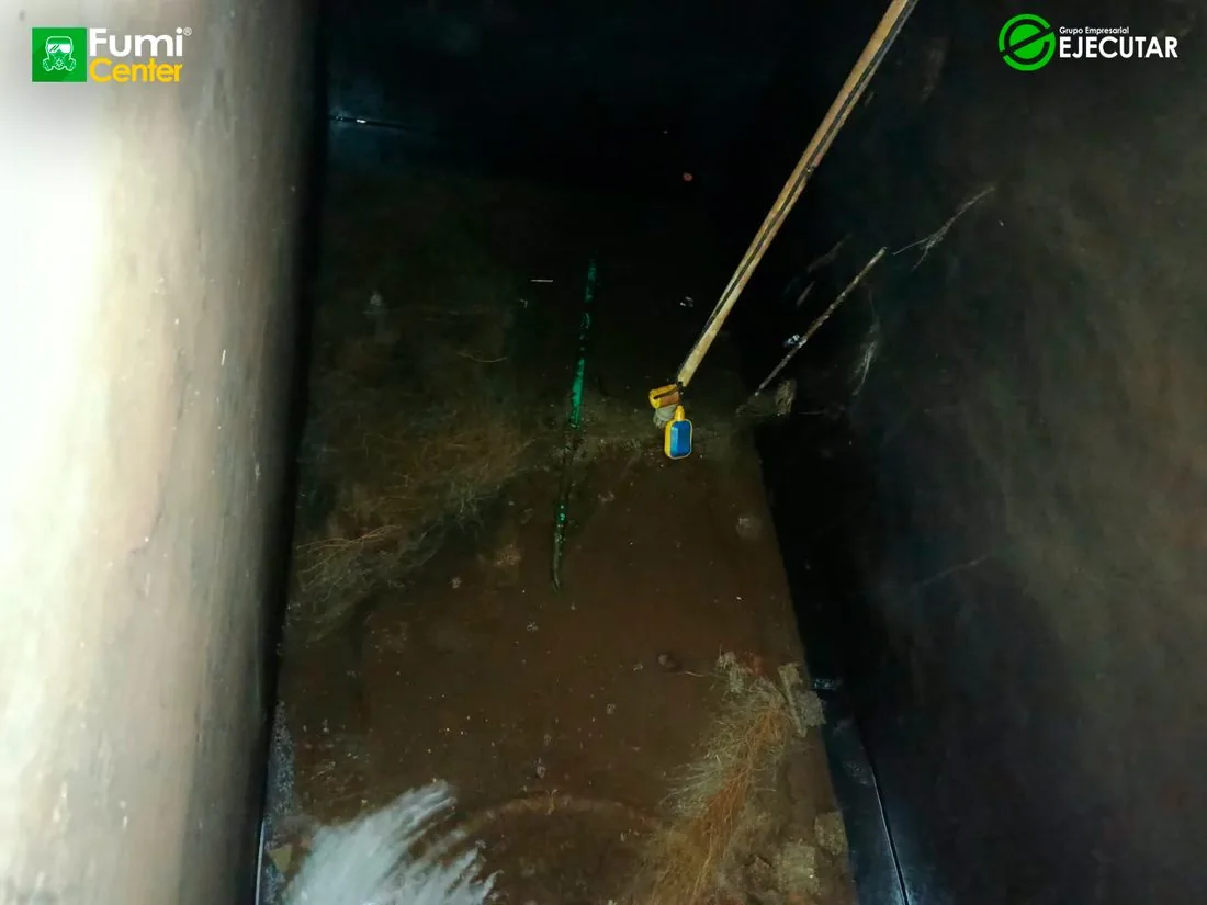 Lavado de tanque de agua en sede de la Registraduría Nacional del Estado Civil por FumiCenter: cisterna de concreto y tanques durante el servicio (4)