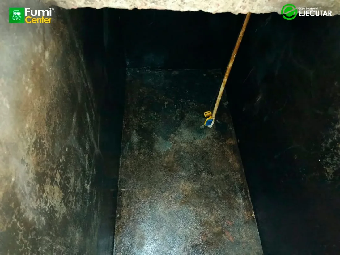 Lavado de tanque de agua en sede de la Registraduría Nacional del Estado Civil por FumiCenter: cisterna de concreto y tanques durante el servicio (7)