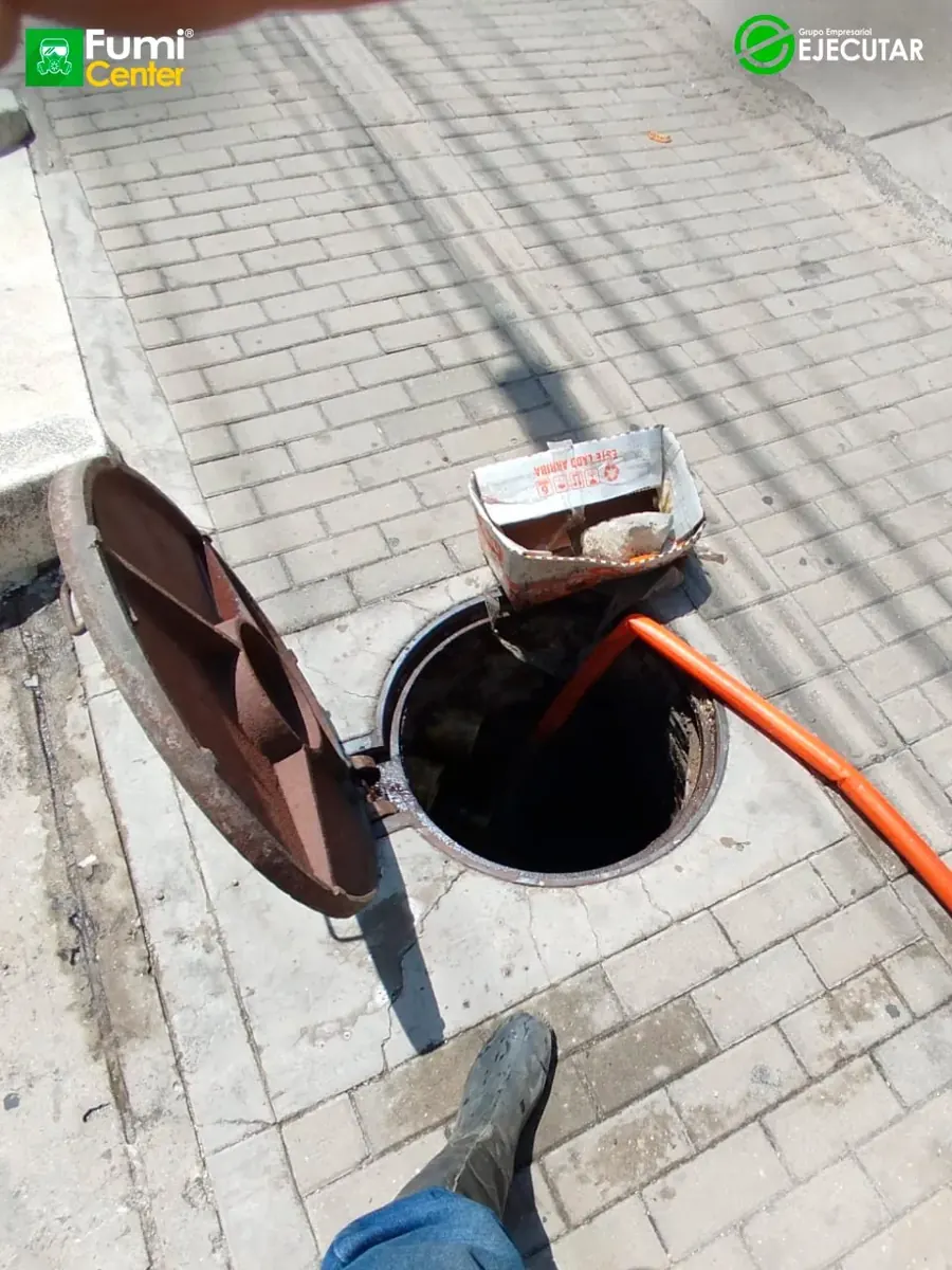 Lavado de cisterna subterránea en sede del SENA Regional Magdalena por FumiCenter: acceso, lodo en el fondo, trabajo con línea de vida y tanque limpio (1)
