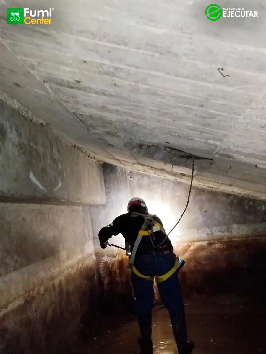 Lavado de cisterna subterránea en sede del SENA Regional Magdalena por FumiCenter: acceso, lodo en el fondo, trabajo con línea de vida y tanque limpio (3)