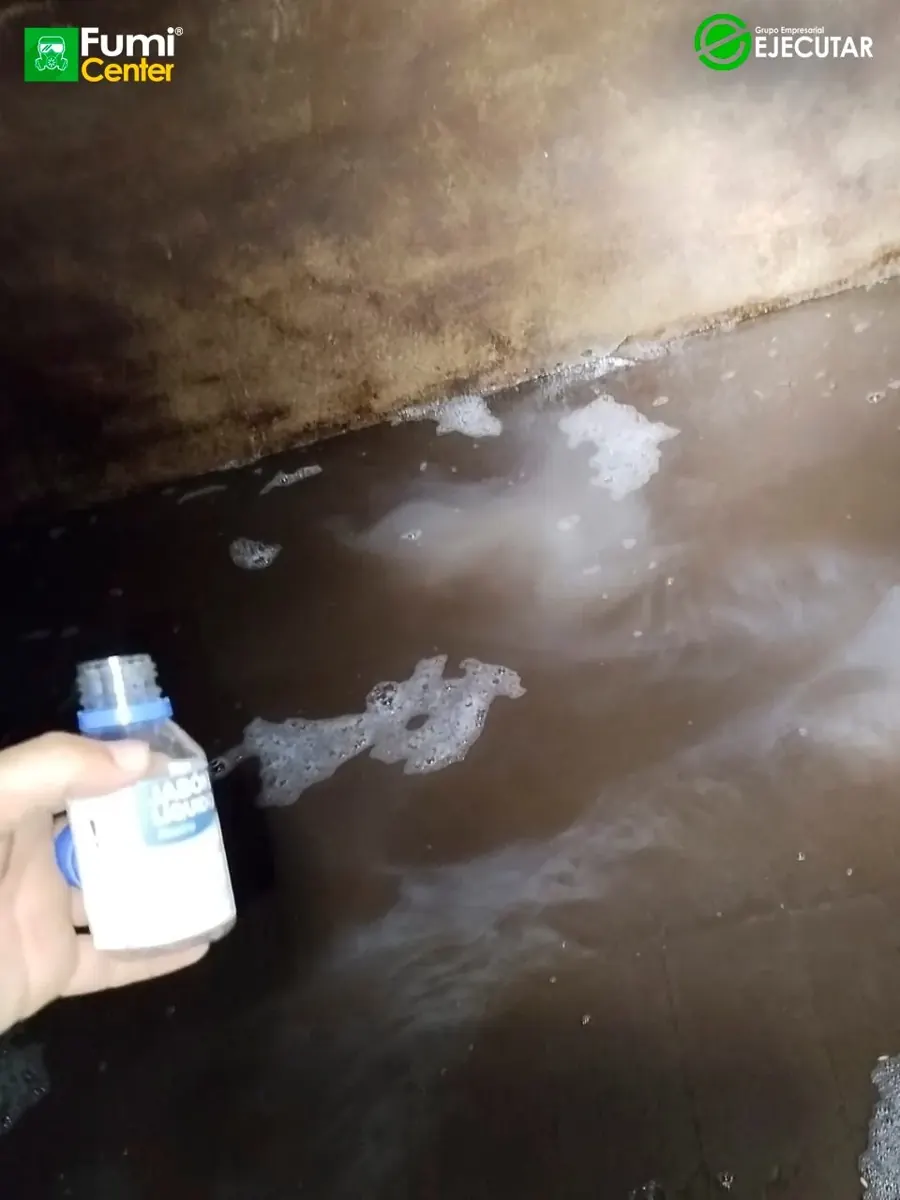 Lavado de cisterna subterránea en sede del SENA Regional Magdalena por FumiCenter: acceso, lodo en el fondo, trabajo con línea de vida y tanque limpio (4)