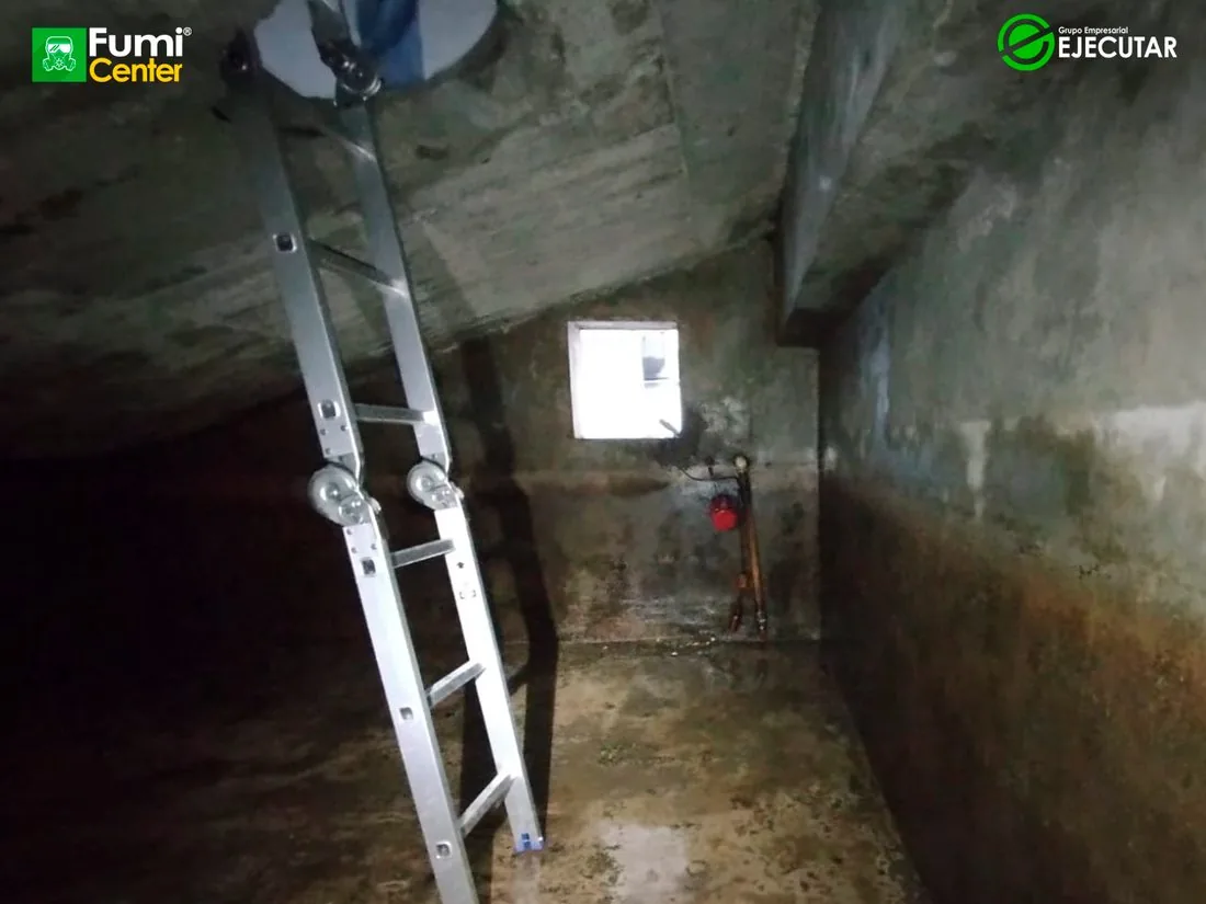 Lavado de cisterna subterránea en sede del SENA Regional Magdalena por FumiCenter: acceso, lodo en el fondo, trabajo con línea de vida y tanque limpio (5)